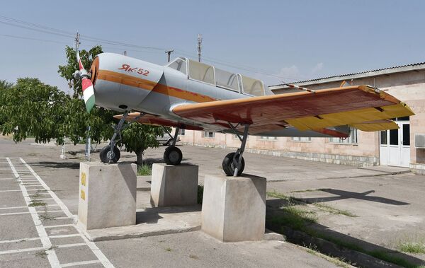 Самолет Як-52 в ДОСААФ в Душанбе. Архивное фото - Sputnik Тоҷикистон