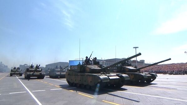 Военный парад в Пекине: торжественный марш, бронетехника и эскадрилья самолетов - Sputnik Таджикистан