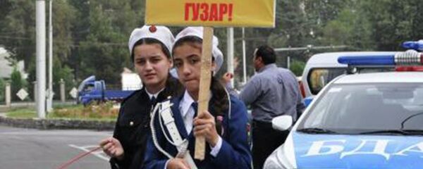 Акция УГАИ МВД РТ в рамках 1 этапа конкурса Лучший пешеход 3 сентября 2015 года Акция УГАИ МВД РТ в рамках 1 этапа конкурса Лучший пешеход 3 сентября 2015 года - Sputnik Тоҷикистон