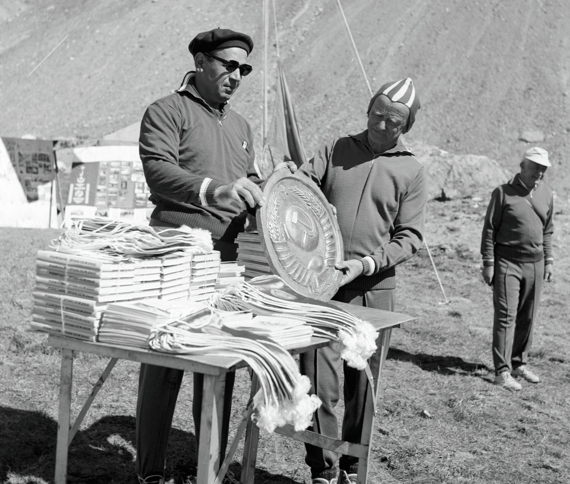 Руководитель альпиниады на Памир Виталий Абалаков (справа) и врач Н. А. Гаджиев (слева) - Sputnik Таджикистан, 1920, 06.09.2025