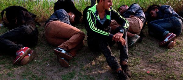 Беженцы из Афганистана отдыхают после пересечения венгерской границы. Архивное фото. - Sputnik Таджикистан