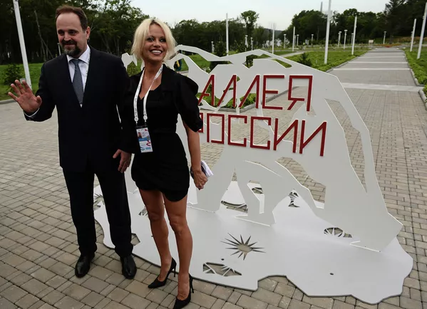 Мулоқоти вазири захоири табиӣ ва ҳифзи муҳити зисти ФР Сергей Донской бо ҳунарманд Памела Андерсонд - Sputnik Тоҷикистон