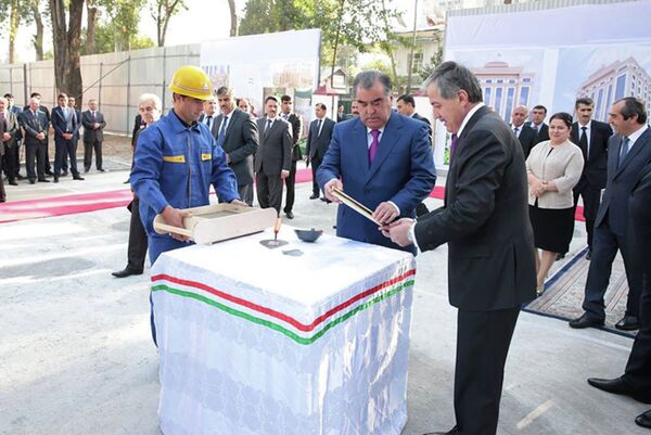 Эмомали Рахмон дал старт строительству нового здания главного консульского управления МИД РТ. 7 сентября 2015 года - Sputnik Таджикистан