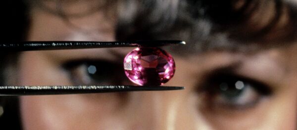 Инженер определяет качество огранки рубина. Архивное фото. - Sputnik Таджикистан