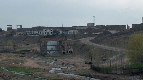 Старые постройки возле урановых шахт в районе г. Истиклол. Архивное фото - Sputnik Таджикистан