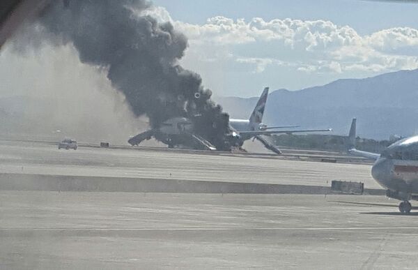 Пожар в самолете в аэропорту Лас Вегаса. - Sputnik Таджикистан