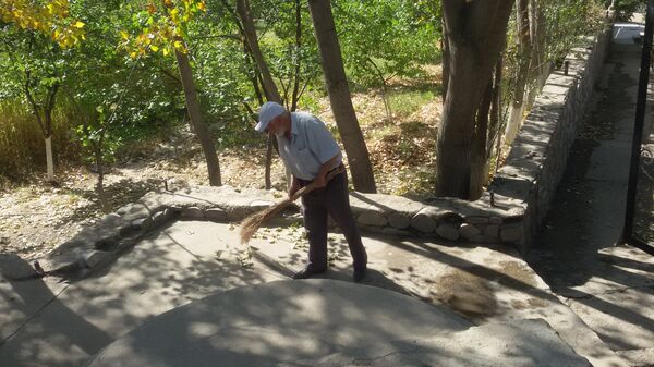 Сторож санатория Зайрон подметает территорию - Sputnik Таджикистан