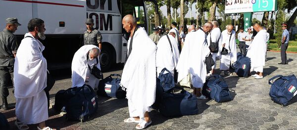 Делегация паломников на хадж в аэропорту Душанбе - Sputnik Таджикистан