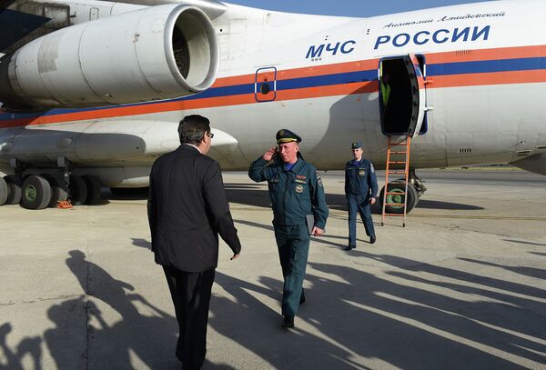 Посол РФ в РТ Игорь Лякин-Фролов встречает Александра Томашова, зам.начальника Департамента международного сотрудничества МЧС РФ Посол РФ в РТ Игорь Лякин-Фролов встречает Александра Томашова, зам.начальника Департамента международного сотрудничества МЧС РФ - Sputnik Таджикистан