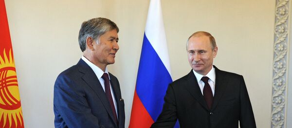 Президент РФ Владимир Путин и глава Кыргызстана Алмазбек Атамбаев, архивное фото - Sputnik Тоҷикистон