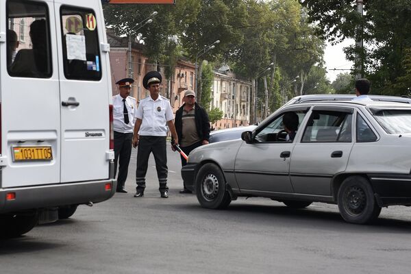 Сотрудники милиции дежурят у дороги, где будут проезжать главы государств членов ОДКБ  - Sputnik Таджикистан