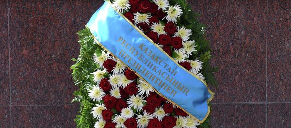 Цветы, возложенные Нурсултаном Назарбаевым к памятнику Исмоили Сомони 14 сентября 2015 года Цветы, возложенные Нурсултаном Назарбаевым к памятнику Исмоили Сомони 14 сентября 2015 года - Sputnik Таджикистан