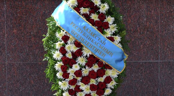Цветы, возложенные Нурсултаном Назарбаевым к памятнику Исмоили Сомони 14 сентября 2015 года Цветы, возложенные Нурсултаном Назарбаевым к памятнику Исмоили Сомони 14 сентября 2015 года - Sputnik Таджикистан