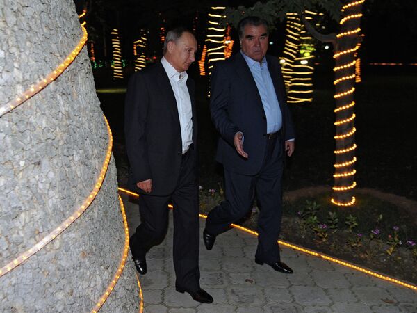 Президент России Владимир Путин (слева) и президент Республики Таджикистан Эмомали Рахмон во время прогулки в резиденции правительства Таджикистана. - Sputnik Таджикистан