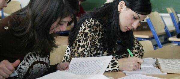 Доиншҷӯён ҳангоми дарсомӯзӣ. Акс аз бойгонӣ - Sputnik Тоҷикистон