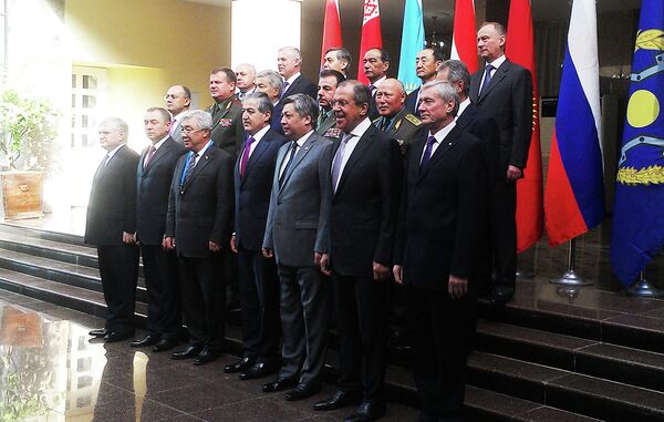 Совместное фото совета министров иностранных дел, Совета министров обороны и Комитета секретарей советов безопасности ОДКБ - Sputnik Таджикистан