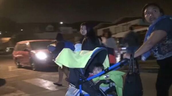 Люди с детьми и животными вышли из домов на улицы после землетрясения в Чили - Sputnik Таджикистан