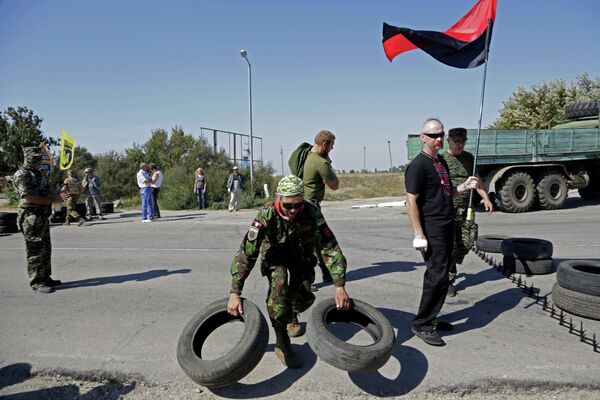 Активисты заблокировали автотрассу у поселка Чонгар на границе Украины и Крыма - Sputnik Таджикистан