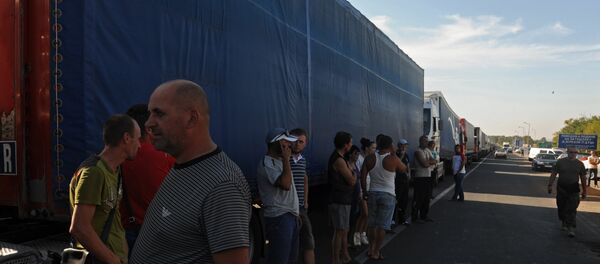 Грузовые автомобили на границе Украины и Крыма у пограничного пункта Каланчак - Sputnik Таджикистан