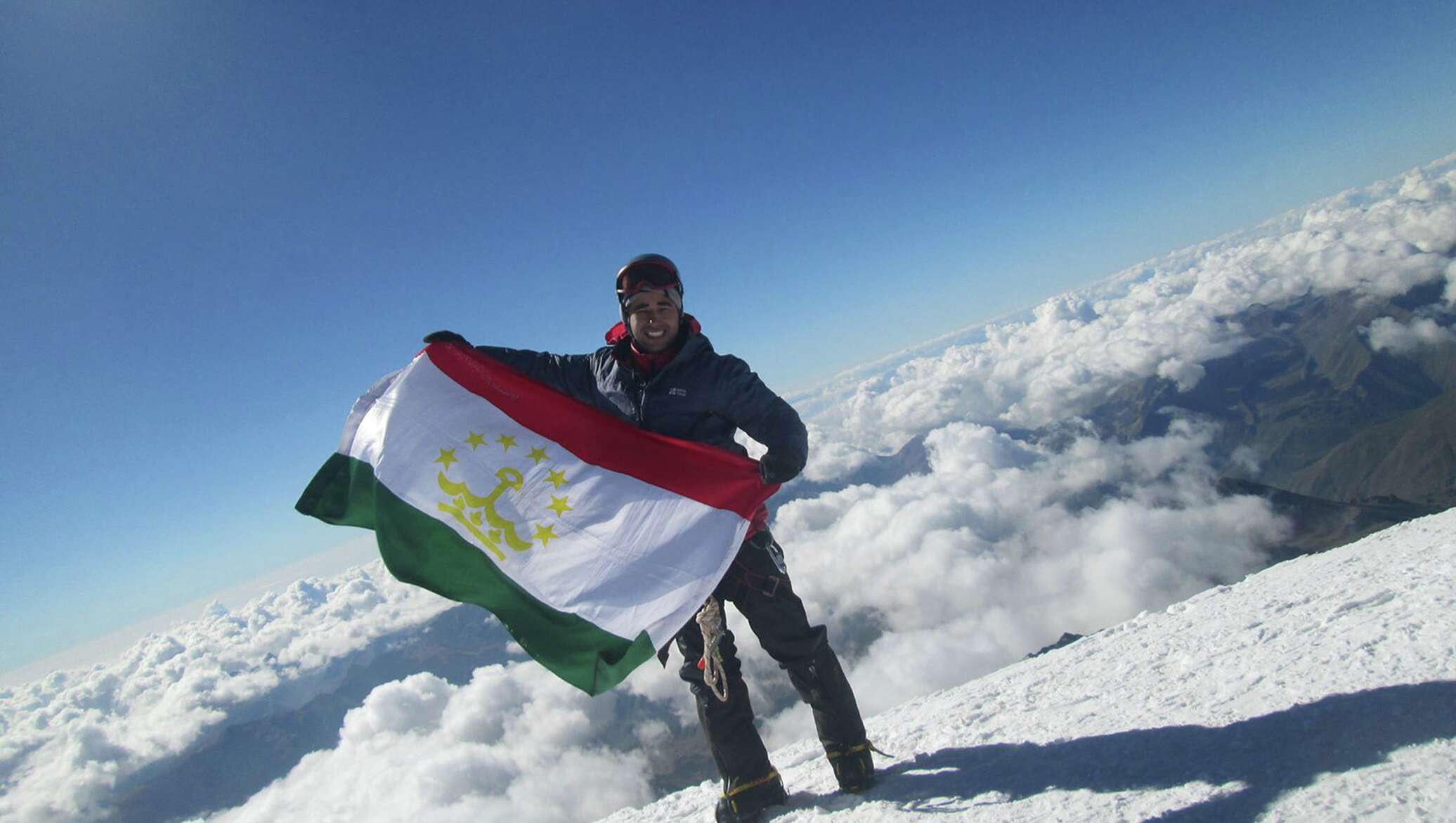 Флаг Таджикистана в горах