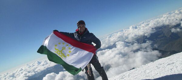 Фарҳод Муминов дар куҳи Казбек - Sputnik Тоҷикистон