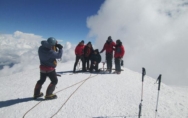 Группа альпинистов на вершине Казбек - Sputnik Таджикистан