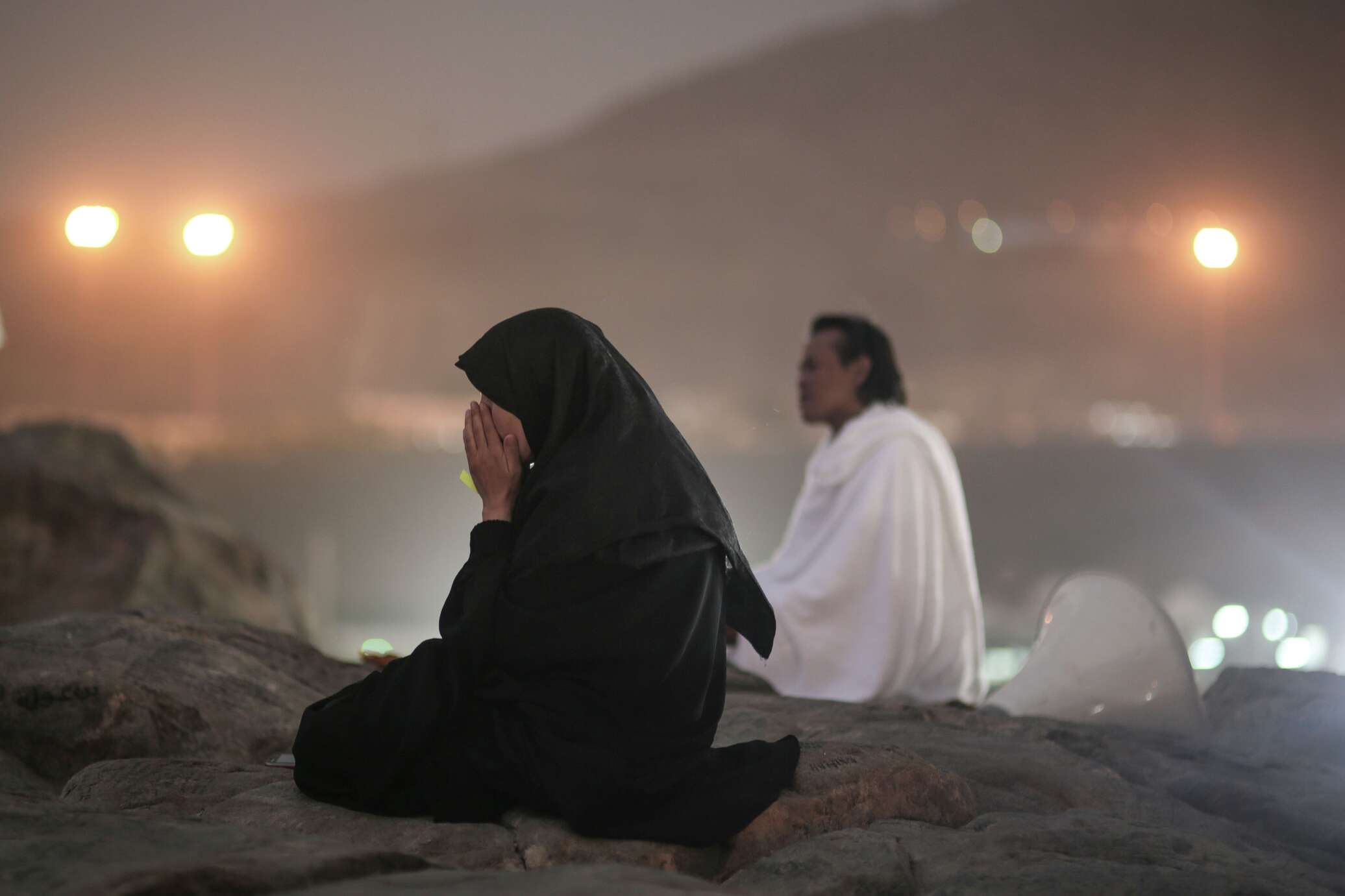 Молитва мусульманских женщин. Мусульманка молится. Мусульманин молится. Мусульманские женщины молятся. Женщина молится.