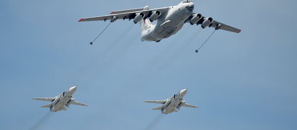 Самолёт-заправщик Ил-78 и фронтовые бомбардировщики Су-24. Архивное фото. - Sputnik Таджикистан