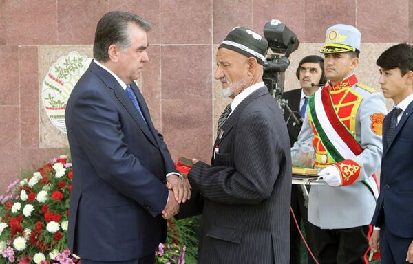 Эмомали Рахмон вручает награду погибшего командира Альфа Рустама Амакиева его отцу Холали Амакиеву - Sputnik Таджикистан