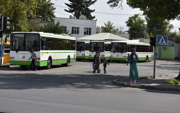 Стоянка автобусов в Душанбе Стоянка автобусов в Душанбе - Sputnik Таджикистан