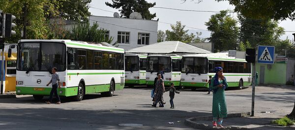 Стоянка автобусов в Душанбе Стоянка автобусов в Душанбе - Sputnik Таджикистан