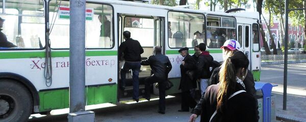 Пассажиры заходят в троллейбус на проспекте Рудаки. Архивное фото - Sputnik Таджикистан
