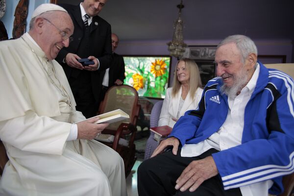 Папа римский Франциск, находящийся с визитом на Кубе, встречается с бывшим лидером страны Фиделем Кастро - Sputnik Таджикистан