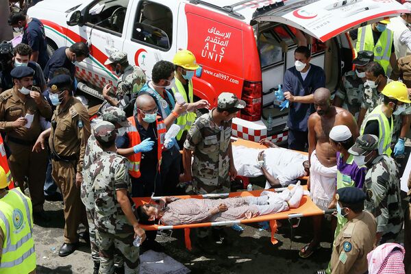 Сотрудники скорой помощи и служб безопасности работают на месте трагедии в Мекке, где в давке во время хаджа погибло свыше 17 человек. - Sputnik Таджикистан
