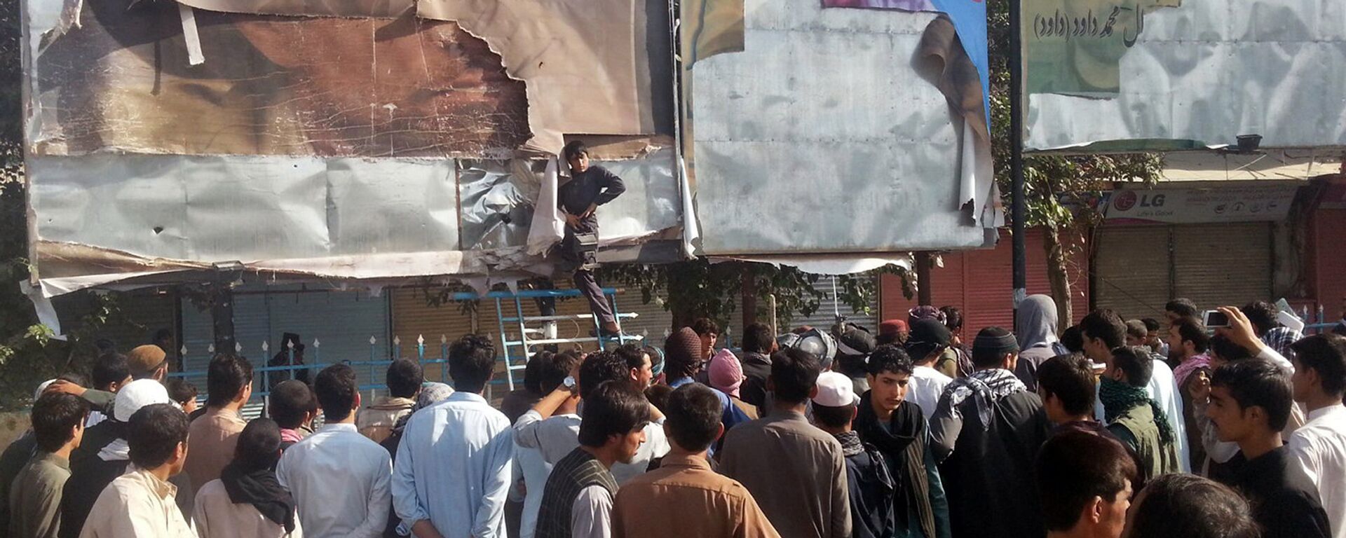 Сторонники Талибана срывают плакаты на улицах Кундуза 29 сентября 2015 года - Sputnik Тоҷикистон, 1920, 15.07.2021