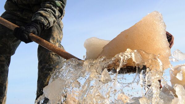 Разгрузка леда. Архивное фото - Sputnik Таджикистан