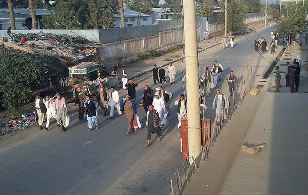 Заключенные движения Талибан идут по улице, после того как их из тюрьмы в Кундузе освободили соратники, 28 сентября 2015г. - Sputnik Таджикистан