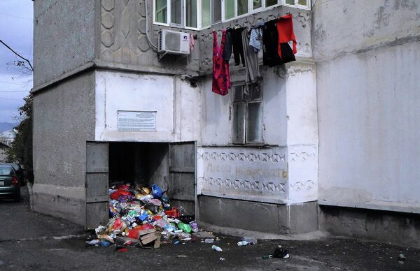 Такую картину раньше можно было увидеть у многих столичных многоэтажек Такую картину раньше можно было увидеть у многих столичных многоэтажек - Sputnik Таджикистан