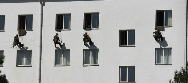 Разведчики 201-ой РВБ штурмуют захваченное террористами здание Разведчики 201-ой РВБ штурмуют захваченное террористами здание - Sputnik Таджикистан