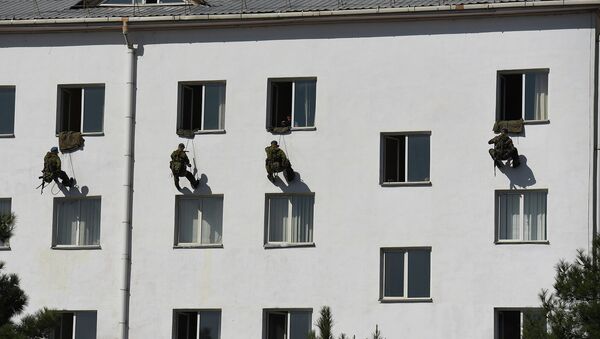 Разведчики 201-ой РВБ штурмуют захваченное террористами здание - Sputnik Таджикистан