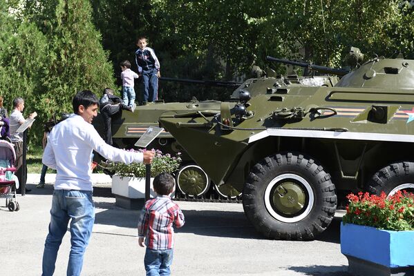 Праздник в 201-ой РВБ отметили военным парадом и концертом - Sputnik Таджикистан