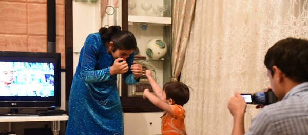 Мавзуна Чориева бо духтараш Осия аснои муштзанӣ Мавзуна Чориева бо духтараш Осия аснои муштзанӣ - Sputnik Тоҷикистон