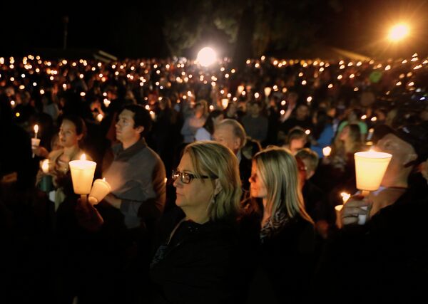 Бдение при свечах в память о погибших в колледже американского штата Орегон - Sputnik Таджикистан