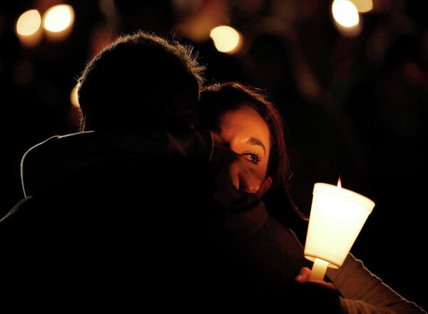 Студентка на церемонии зажжения свечей в память об убитых в колледже Орегоны (США) - Sputnik Таджикистан