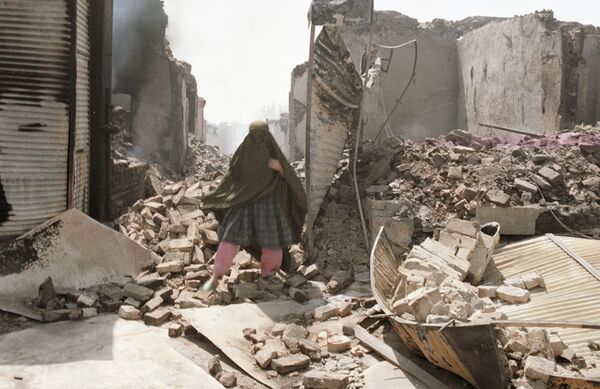 Жительница Кундуза на руинах. Архивное фото - Sputnik Таджикистан