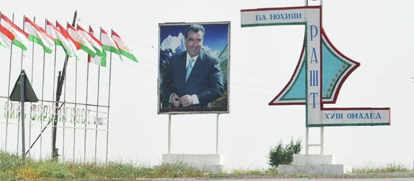 Портрет Эмомали Рахмона при въезде в Раштский район. Архивное фото - Sputnik Тоҷикистон