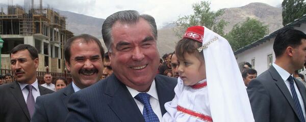 Эмомали Рахмон во время рабочей поездки в ГБАО. Архивное фото - Sputnik Тоҷикистон