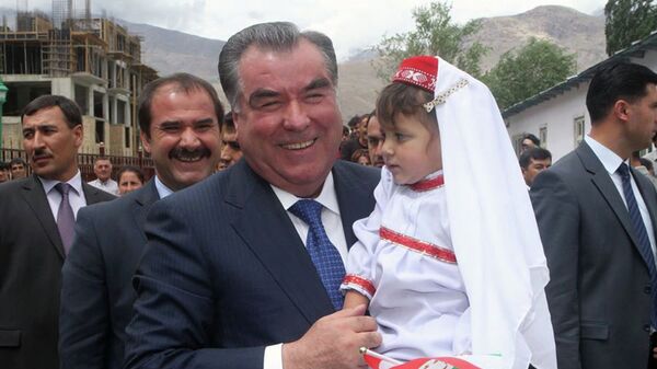 Эмомали Рахмон во время рабочей поездки в ГБАО. Архивное фото - Sputnik Таджикистан