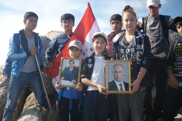 Аксҳои Раҳмон ва Путин болои қуллаи Музбек баланд бардошта шуд Аксҳои Раҳмон ва Путин болои қуллаи Музбек баланд бардошта шуд - Sputnik Таджикистан