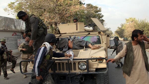Афганские силы безопасности в Кундузе транспортируют раненого до госпиталя после атаки Талибана - Sputnik Таджикистан